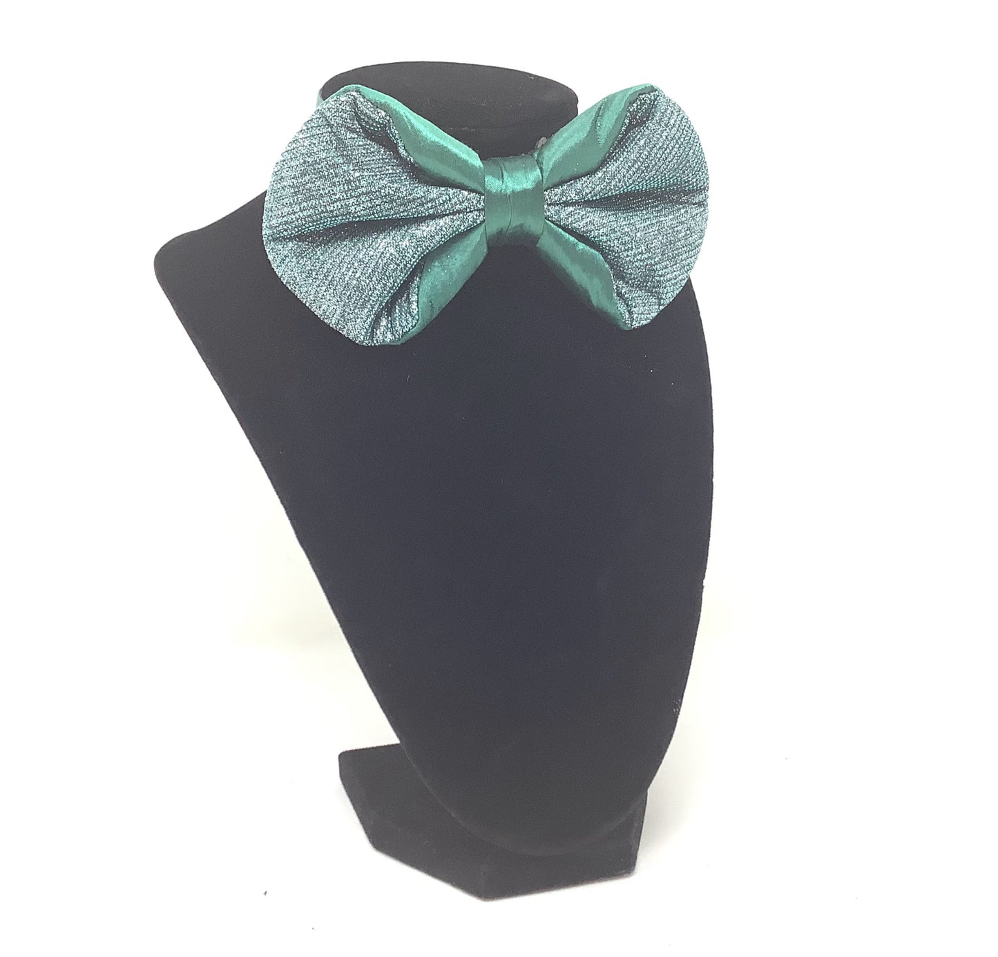 Emerald Spark Bow Tie
Shimmering emerald green finish
Handcrafted, pre-tied, and lightweight
Rich, versatile design for bold style
Perfect for weddings, formal events & holiday parties